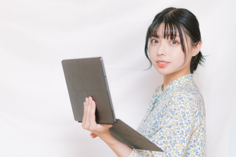 パソコンを持つ女性