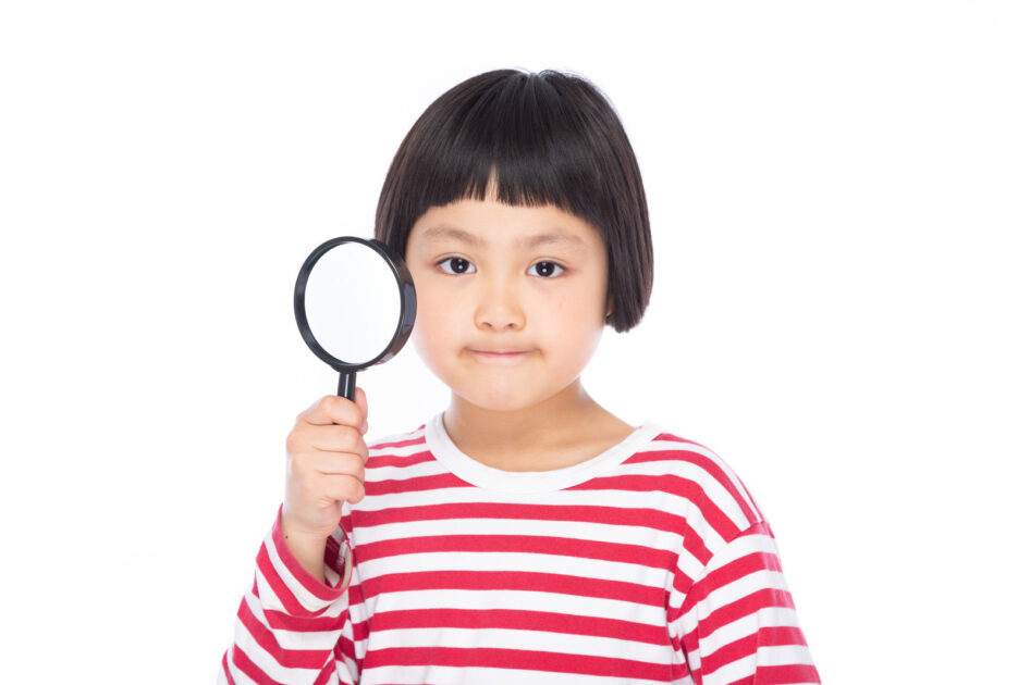 虫眼鏡を持った女の子