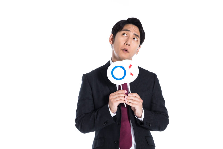 ○×札を持っている男性