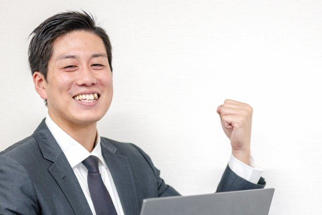 ガッツポーズをする男性