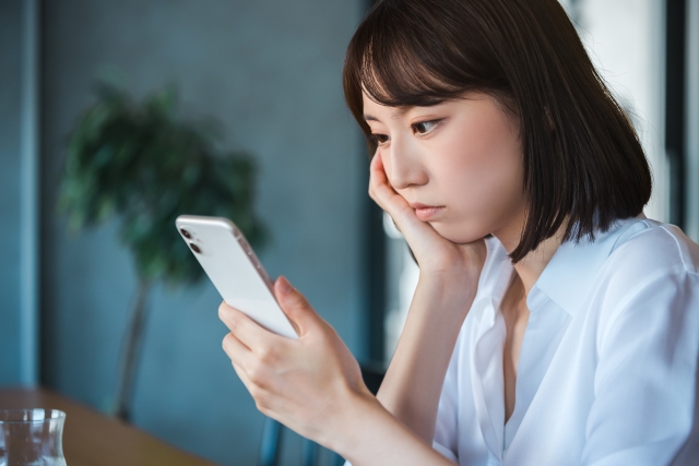 スマートフォンを見つめる女性