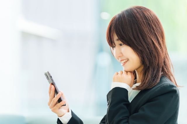 スマホを操作する女性